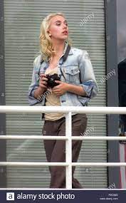 Kaderleri kesişen üç insan arasında doğan barselona, barselona 2008 türkçe dublajlı izle, barselona, barselona 2008 türkçe altyazılı izle, vicky cristina barcelona full hd izle. Scarlett Johansson Auf Dem Set Von Vicky Cristina Barcelona Stockfotografie Alamy