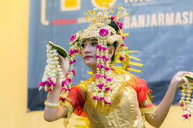 Pencipta/koreografer bentuk modern tari ini adalah i wayan rindi. Tari Wikipedia Bahasa Indonesia Ensiklopedia Bebas