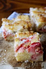Ebenso die mandeln darüber verteilen und den kuchen bei 180 grad umluft ca. Rhabarberkuchen Rezepte 25 Ideen Die Du Einfach Probieren Musst