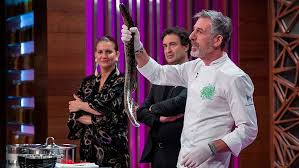 Ayer se vio el programa en el que el jurado determinaba su eliminación, luego de una reñida definición con cande vetrano. Masterchef 9 Jesus Primer Expulsado De Las Cocinas De Masterchef 9 Tras Presentar Una Lamprea Con Sabor A Barro Marca