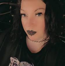 Hello 👋 I'm new here and looking for love 😘 Does love still exist? 💭  Comment what city you're from! 🏙️❤️