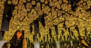 People In Wheelchairs Couldn T See Yayoi Kusama S Infinity Mirrors The Museum Found An Innovative Fix Infinity Mirror Yayoi Yayoi Kusama