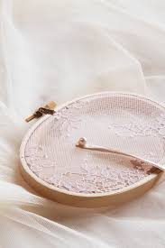 Porte Alliances Bois Et Dentelle Lilas Love In 2020 Wedding Ring Pillow Box Wedding Ring Box Mariage