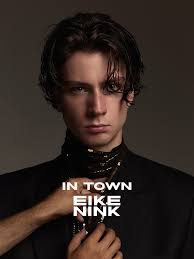 LUZ CELAYA @luzcarolinacv 🖤🌹 by @maumania #WeAreFashion