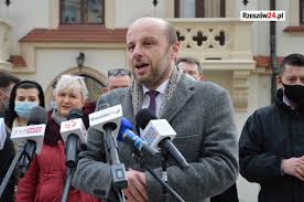 Cała polska tak patrzy, ale ja muszę bronić rzeszowa i rzeszowian. Konrad Fijolek Z Poparciem Partii Razem Chcialbym Laczyc Rzeszowian Video Zdjecia Rzeszow24 Pl Praca Rzeszow Ogloszenia Noclegi Nieruchomosci Firmy Mieszkania Hotele Noclegi Ogloszenia Firmy Rzeszow