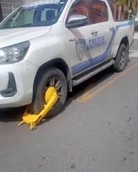 ALCALDÍA DE MOCA LE PONE EL CANDADO A GUAGUA DE LA POLICÍA MAL PARQUEADA  MUY BIEN APLAUDIMOS DICHA ACCIÓN YA QUE LOS POLICÍAS SE CREEN LEY, BATUTA,Y  CONSTITUCIÓN LA LEY ES PARA