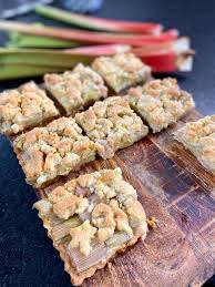Plantez dedans les fruits rouges et frappez le moule contre le plan de a découvrir également : Ma Recette De Carres Crumble Rhubarbe Laurent Mariotte