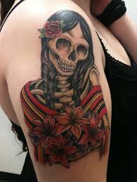 Los tatuajes de santa muerte llevan implícitos en sí mismos la fatalidad, dada las características de su imagen; Traditional Tattoo De Santa Muerte Novocom Top
