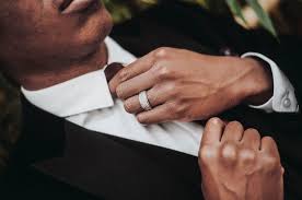 Mulai dari rosegold, kuning maupun putih. Laki Laki Mau Pakai Cincin Baiknya Di Jari Mana Yomamen