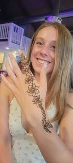 2018 HennaCon Instructor Victoria Welch! @blurberrybuzz I first saw henna  in 1996. It was beautiful, amazing and fascinating. I purposed to learn all  I could about this art form. I spent ten