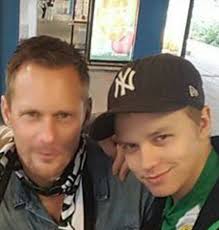 Alexander skarsgård wurde als kind des schwedischen schauspielers stellan skarsgård und seiner damaligen frau my, einer ärztin, in stockholm geboren. Alexander Valter Skarsgard Alexander Skarsgard Man Crush Everyday Valter Skarsgard