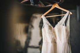 Sie können zwischen langen oder kurzen brautkleidern, strandhochzeitskleidern, brautkleidern in übergrößen. So Kommst Du An Ein Nachhaltiges Brautkleid Hej Fair