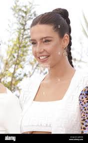 Adele Arthur's Instagram, Twitter & Facebook