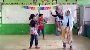 Para penari pakarena membawakan tari dengan lebih banyak menampilkan gerakan tangan terayun ke kanan dan ke kiri, serta ke depan secara beraturan dalam tempo yang lamban. Tari Kipas Pakarena Menggunakan Pola Lantai