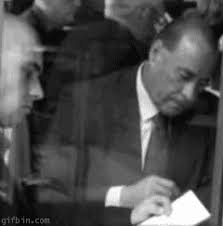 Berlusconi gif divertenti / berlusconi promette di restituire per le elezioni vignetta. Berlusconi Gif