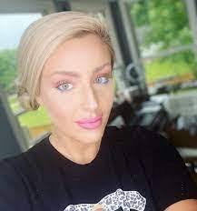 Jeanette Gosselin's Instagram, Twitter & Facebook