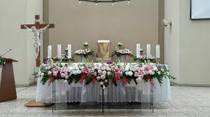 Jika anda tahu cara mengawetkan bunga, maka bunga potong bisa disulap menjadi bunga kering dan dimanfaatkan lagi untuk menjadi dekorasi rumah. Bunga Altar Altar Dekorasi Altar Bunga