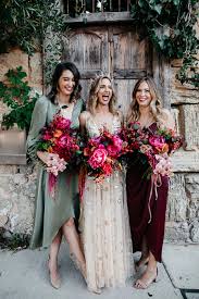 Felicity Jakes Vibrierende Fremantle Hochzeit Mit Einem Goldenen Kleid Einem Felicity Fremantle Goldenen Hochzeit In 2020 Mismatched Bridesmaid Dresses Wedding Bridesmaids Wedding Dresses