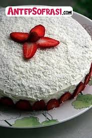 Krema için mascarpone peyniri, bal ve yumurta sarılarını iyice çırpın. Cilekli Tiramisu Tarifi Antep Sofrasi