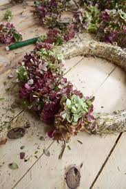 Kranze Selber Binden Ich Zeige Euch Wie Ihr Einen Hortensienkranz Selber Binden Konnt Mit Fetter Henne Kranze Dekoi Hortensienkranz Kranz Binden Herbstkranz