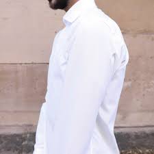 Qu'il soit uni, imprimé ou brodé de motifs, manches courtes ou manches longues, coupe slim ou regular, il se décline et s'adapte aisément aux goûts de chacun. Le Chemiseur T Shirt Ou Debardeur Sous Sa Chemise