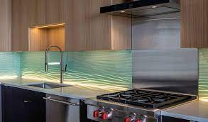 The Pros To Adding A Glass Backsplash