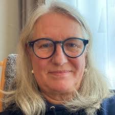 Laura Vivien's Instagram, Twitter & Facebook