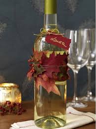 Kreieren Sie Ihren Ganz Personlichen Wein Fur Ihre Liebsten Mit Einer Originellen Herbstdeko Mit Laub Herbstdeko Kreative Ideen Und Herbst Dekor