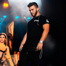 El cantante de música urbana manuel turizo sin duda es uno de los hombres que más llama la atención en redes sociales por su atractivo. 300 Ideas De Strong Latinos Cantantes Famosos Imagenes De Cantantes