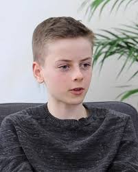 Vabljeni k ogledu intervjuja, ki ga je Nik Škrlec naredil z novim  slovenskim rekorderjem v recitiranju decimalk števila π! Tibor Hvala opiše  svojo tehniko pomnjenja, hobije in zanimanja ter demonstrira recitacijo  prvih