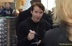 Krispy kreme can help you and your community achieve your fundraising goals today. Susse Stimme Trifft Susse Ware James Blunt Eroffnet Krispy Kreme Doughnuts Im Main Taunus Zentrum Starbesuch De