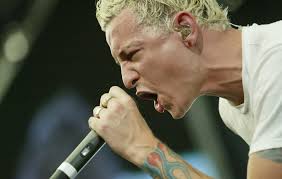 Последние твиты от chester bennington (@chesterbe). Chester Bennington S Mother Leads Tributes And Shares Their Final Photo To Mark Linkin Park Frontman S Birthday