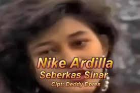Manisnya kata cinta c lebih baik sendiri……. Lirik Lagu Seberkas Sinar Yang Dipopulerkan Oleh Nike Ardilla Sonora Id