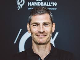 He is a male celebrity. Henning Fritz Spricht Bei Schluesselspieler Uber Erfolg Und Leistungskrisen