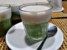 The kuih tepung pelita is a two layer cake made of coconut milk and pandan custard, steamed in banana leaves or little pots. Tepung Pelita Idamanku