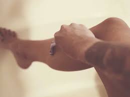 It can cause tiny red bumps, blotchy red skin, pain, and itching. How To Get Rid Of Razor Bumps On Your Legs