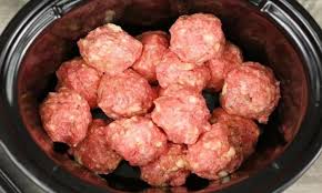 Elle Met Des Boulettes De Boeuf Dans La Mijoteuse Mais C Est Ce Qu Elle Ajoute Apres Qui Les Rend Speciales Boulette De Viande Recette Boulette De Boeuf Boulettes De Boeuf