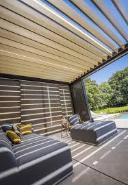 Gemutliche Terrasse Mit Loungemobeln Und Lamellendach Terrassenuberdachung Uberdachung Terrasse Lamellendach