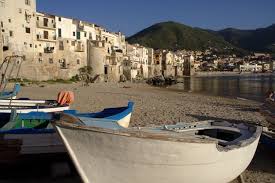 Vous Souhaitez Profiter Des Derniers Jours De Soleil Au Bord De La Mer Mediterranee Envolez Vous Pour La Sicile Sicily Travel Italy Travel Places To Travel
