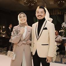 Baju couple kondangan sangat tepat untuk kamu dan pasangan gunakan. 10 Ide Baju Kondangan Bareng Pasangan Ala Seleb Indonesia