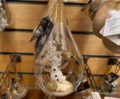 Il a neigé toute la nuit, et les barbapapas vont construire un bonhomme de neige. Tout Le Merchandise De Noel 2020 A Disneyland Paris Disneyphile