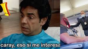 Bajan de avión a hombre que usaba una tanga roja en vez de cubrebocas