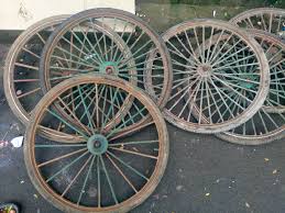 I have been looking for wooden wagon wheels for a long time but was trying to find antique ones. 20 Incredible Ways To Use Old Wagon Wheels In Your Garden How To Decorate With Wagon Wheels