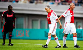 Terug Naar De Jaren Zeventig Cruijff En Jubilaris Swart Samen In Een Ajax Elftal Nrc