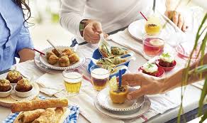 Para cuidar la línea y la salud en verano mientras favorecemos la hidratación y contribuimos a una buena tolerancia del calor, a continuación mostramos 37 recetas frescas para disfrutar en verano 2 Recetas Para Perder Peso En Verano Recetas De Cocina Gratis Receta Cocina Online Recetas Faciles