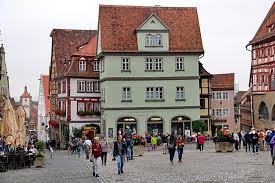 Jakob kilisesi'a birkaç dakika uzaklıkta yer alır. Rothenburg Ob Der Tauber