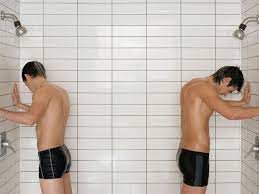 Unterhosen-Dilemma: Warum mich nackt duschen zum Außenseiter macht |  STERN.de
