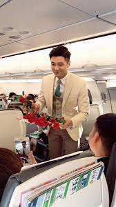 Việc các tiếp viên hàng không lộ clip nhạy cảm càng được cộng đồng mạng xôn xao hơn nữa. Nam Tiáº¿p Vien Hang Khong Ä'áº¹p Trai Bá»‹ Hanh Khach Chá»¥p Len