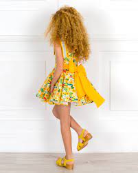 Comprar vestidos para nina moda espanola online mariposas kids somos una tienda de ropa y moda infantil online para bebés, niñas y niños. Outfit Nina Vestido Vuelo Estampado Flores Loros Zuecos Amarillos Missbaby