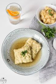 Hausgemachte Schwabische Maultaschen In Fleischbruhe Mit Kartoffelsalat Maultaschen Rezept Essensrezepte Rezepte